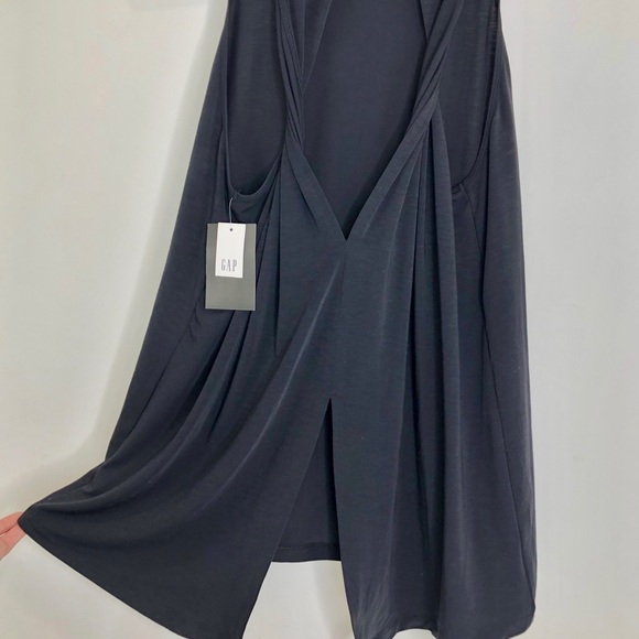 GapFit Black Workout Tank Twisted back - Picture 3 of 6